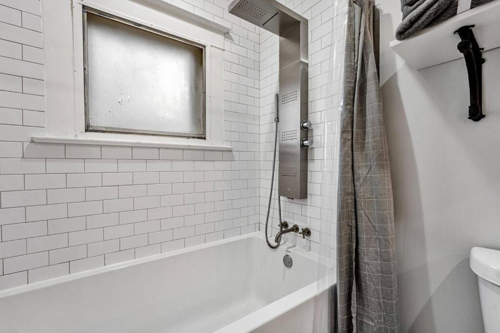 Exquisite Two-Story Home Located In Midtown メンフィス エクステリア 写真