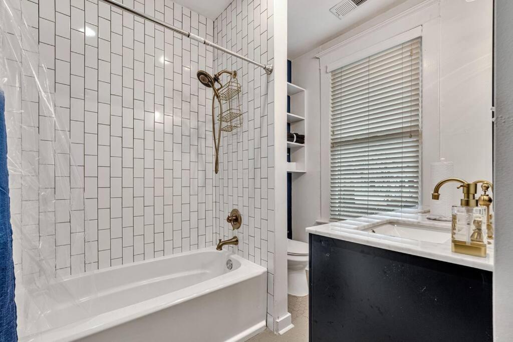 Exquisite Two-Story Home Located In Midtown メンフィス エクステリア 写真