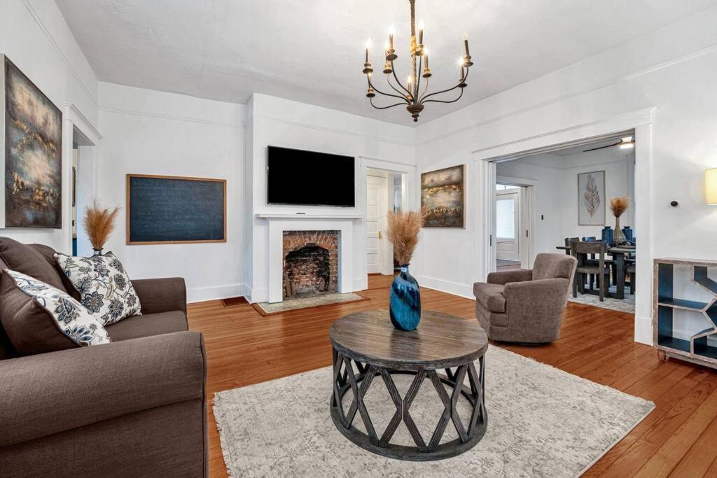 Exquisite Two-Story Home Located In Midtown メンフィス エクステリア 写真