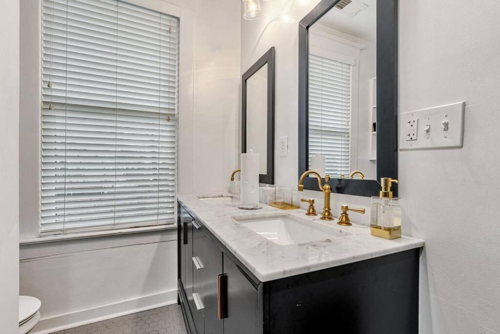 Exquisite Two-Story Home Located In Midtown メンフィス エクステリア 写真