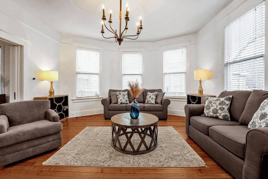 Exquisite Two-Story Home Located In Midtown メンフィス エクステリア 写真